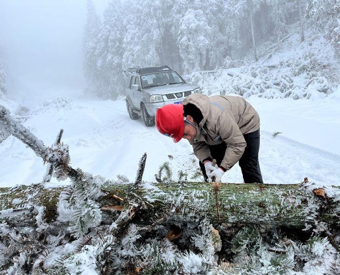 檢修員在通往風(fēng)機(jī)平臺(tái)的途中，清理積雪路障（拍攝者：高述科）