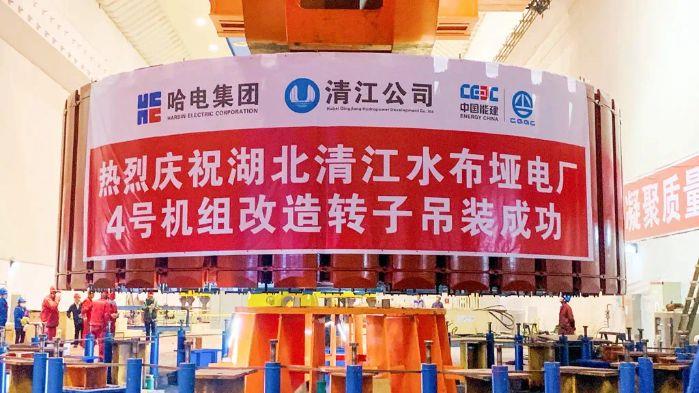3、水布埡電廠4號(hào)機(jī)組轉(zhuǎn)子吊裝（向睿 攝）