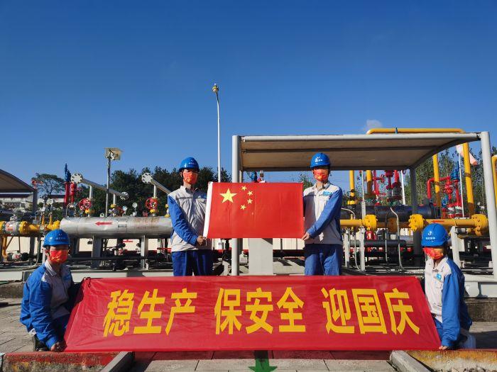 3.4堅(jiān)守-9月29日，省天然氣公司紅安分輸站員工與國(guó)旗同框（拍攝：汪中圓）