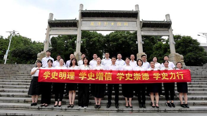 7.5團(tuán)結(jié)-6月2日，省天然氣公司《沒有共產(chǎn)黨就沒有新中國(guó)》紅歌拍攝現(xiàn)場(chǎng)-烈士陵園獻(xiàn)花合照（拍攝：李凱）