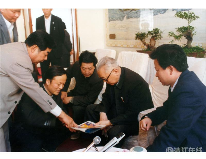 1988年4月，全國(guó)政協(xié)主席李先念在宜昌聽取清江開發(fā)匯報(bào)