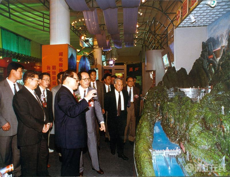1997年9月，中共中央總書記江澤民參觀清江梯級(jí)開發(fā)模型