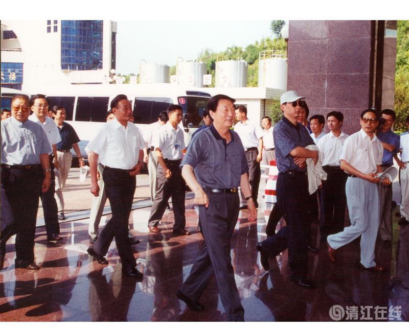 2001年7月，國(guó)務(wù)院總理朱镕基、副總理吳邦國(guó)視察清江