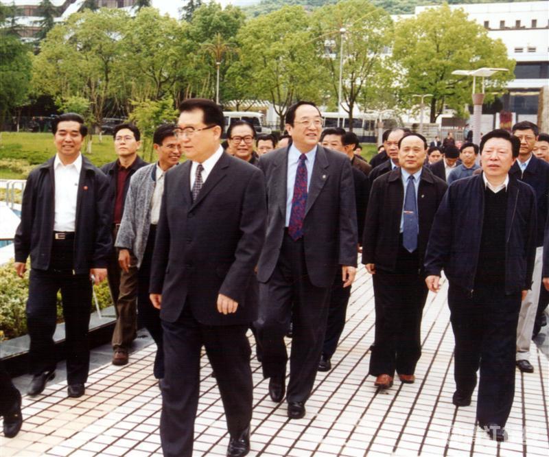2003年5月，中共中央政治局常委李長(zhǎng)春視察清江