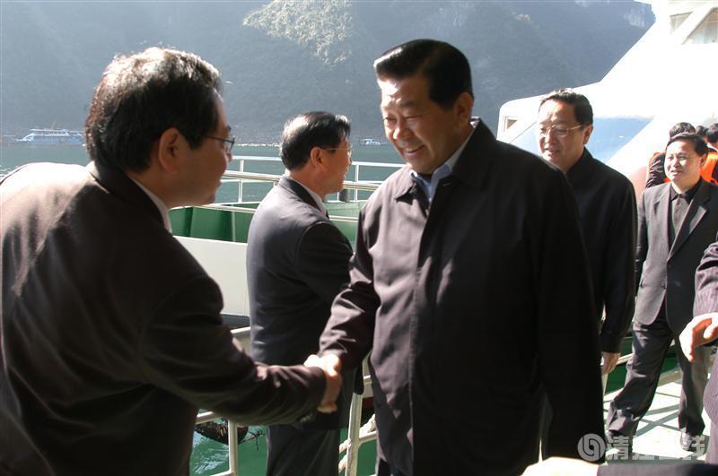 2004年11月，全國(guó)政協(xié)主席賈慶林視察清江